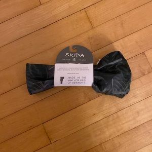 Skida buff with leaf print. Green/grey